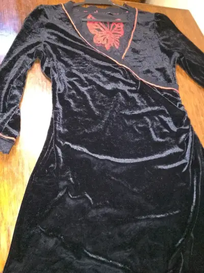 Vestido de plush negro con mariposa bordada - miniatura 4