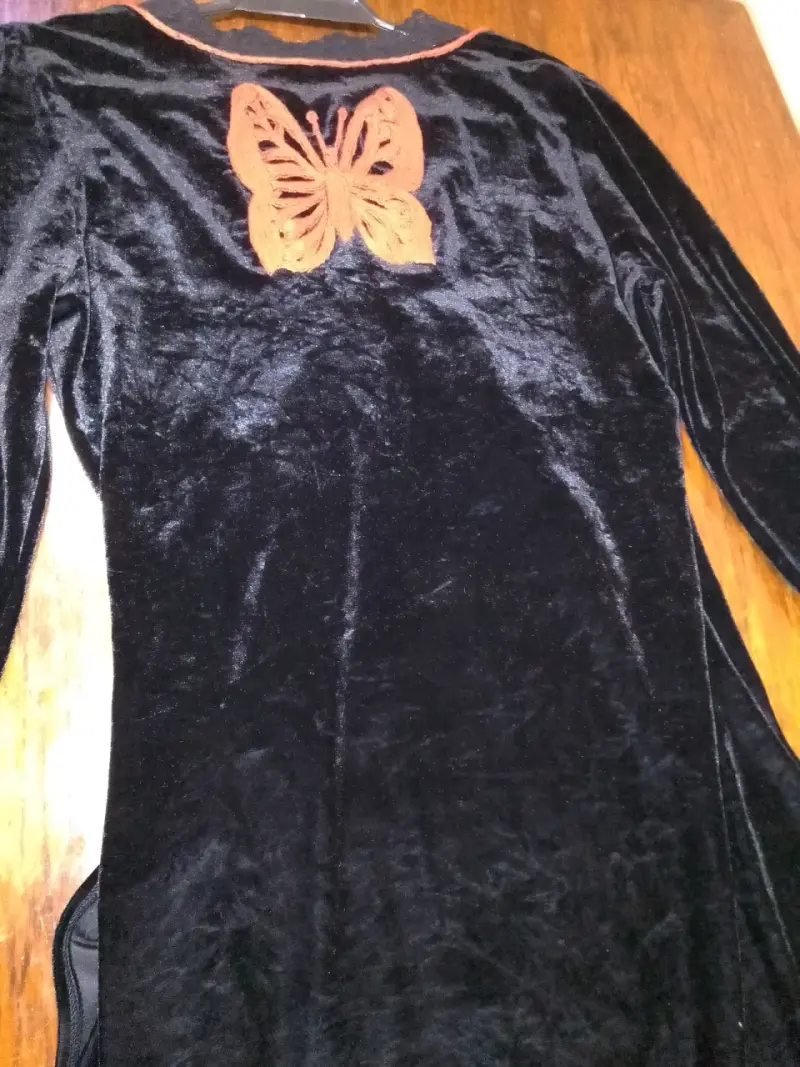 Vestido de plush negro con mariposa bordada - 5