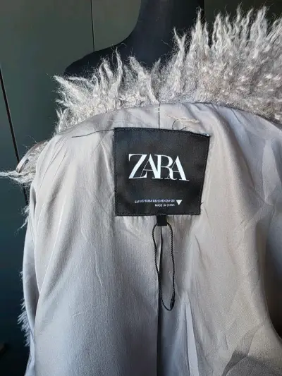 Abrigo de piel sintética gris Zara elegante - miniatura 2
