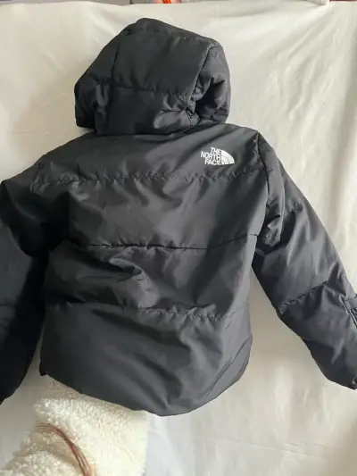 Chaqueta de bebé The North Face negra con capucha - miniatura 2