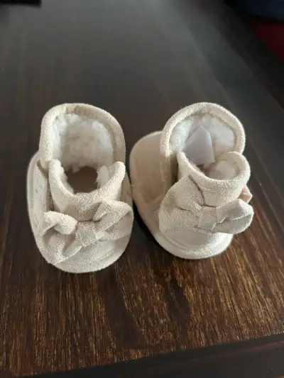 Botines de bebé beige con forro suave - miniatura 2