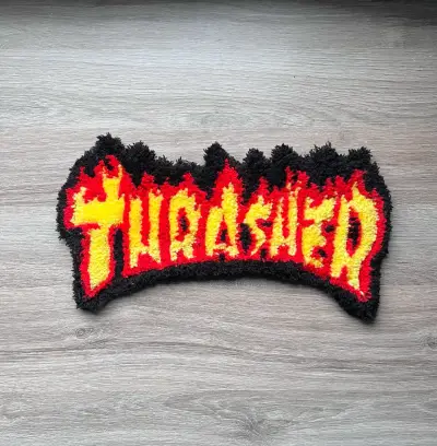 Alfombra de tablado tufting con logo Thrasher - miniatura 1