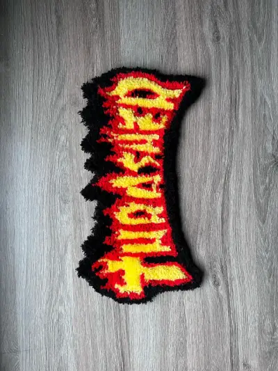 Alfombra de tablado tufting con logo Thrasher - miniatura 2