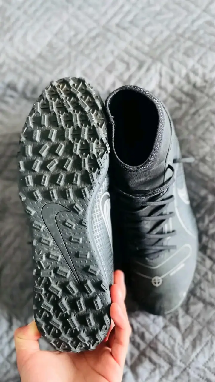 Botines de fútbol Nike negros precio negociable - 1