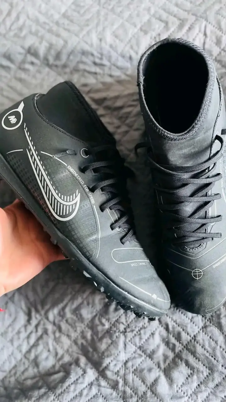 Botines de fútbol Nike negros precio negociable - 2