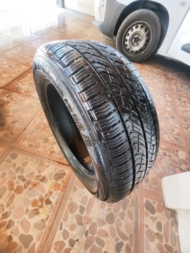 Neumáticos Yokohama 225/55R17 en buen estado - 2