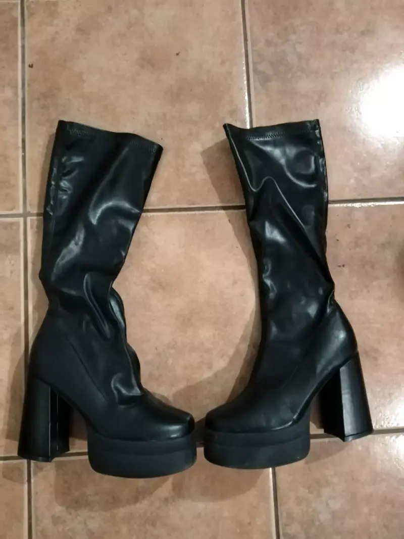 Botas negras de plataforma con tacón alto - 1