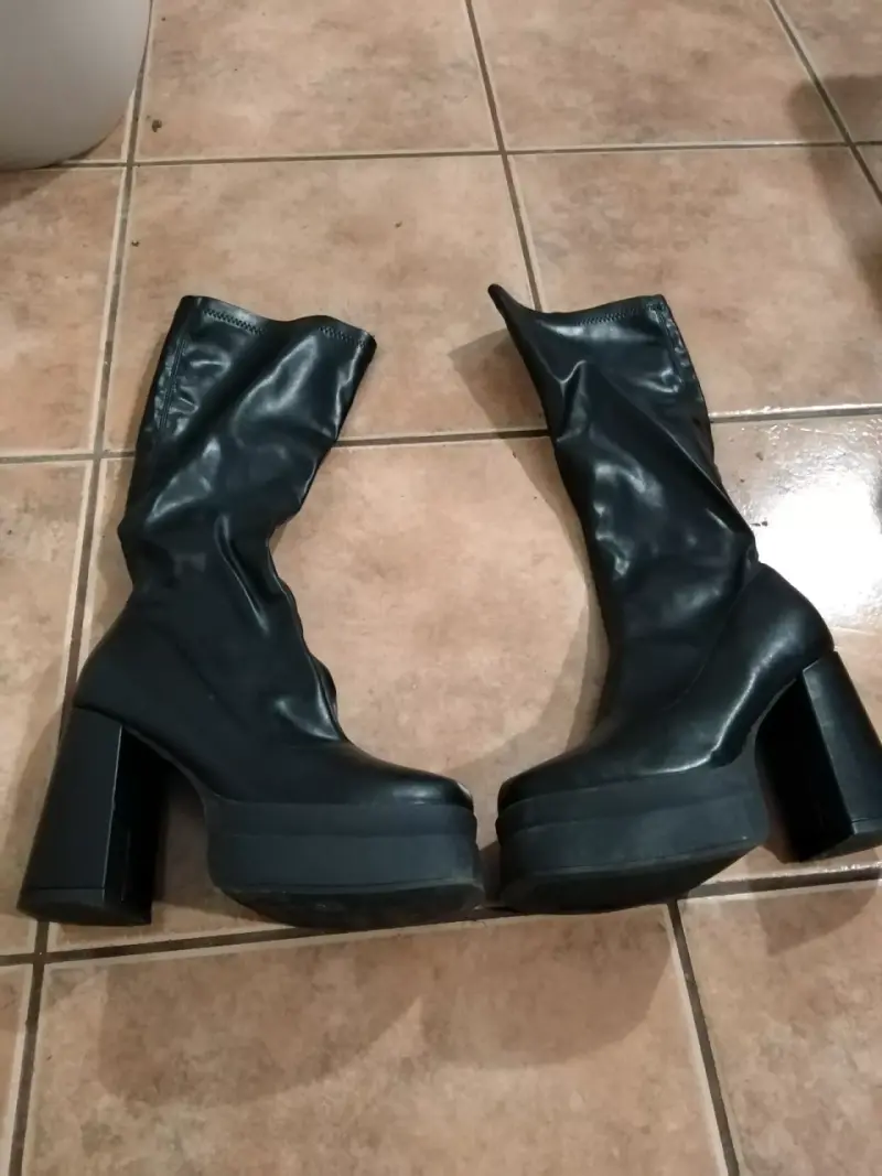 Botas negras de plataforma con tacón alto - 2