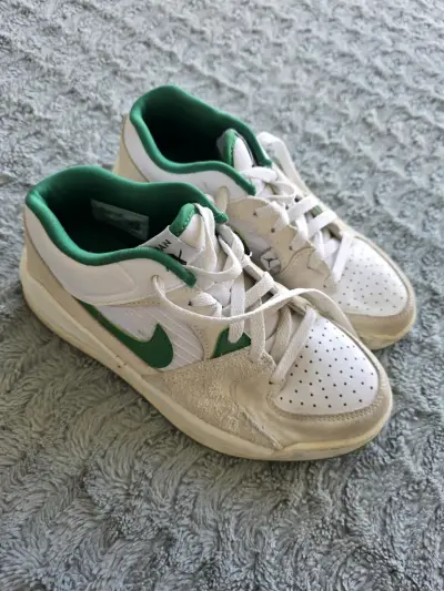 Zapatillas Nike Air Jordan blancas y verdes - miniatura 1