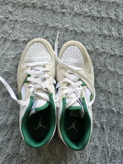 Zapatillas Nike Air Jordan blancas y verdes - miniatura 2