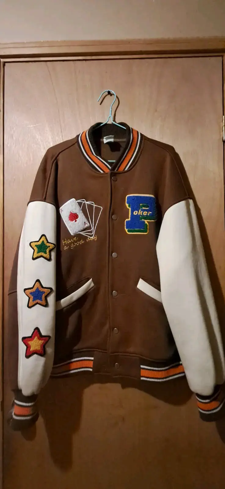 Chaqueta estilo varsity marrón con diseño de poker - 1
