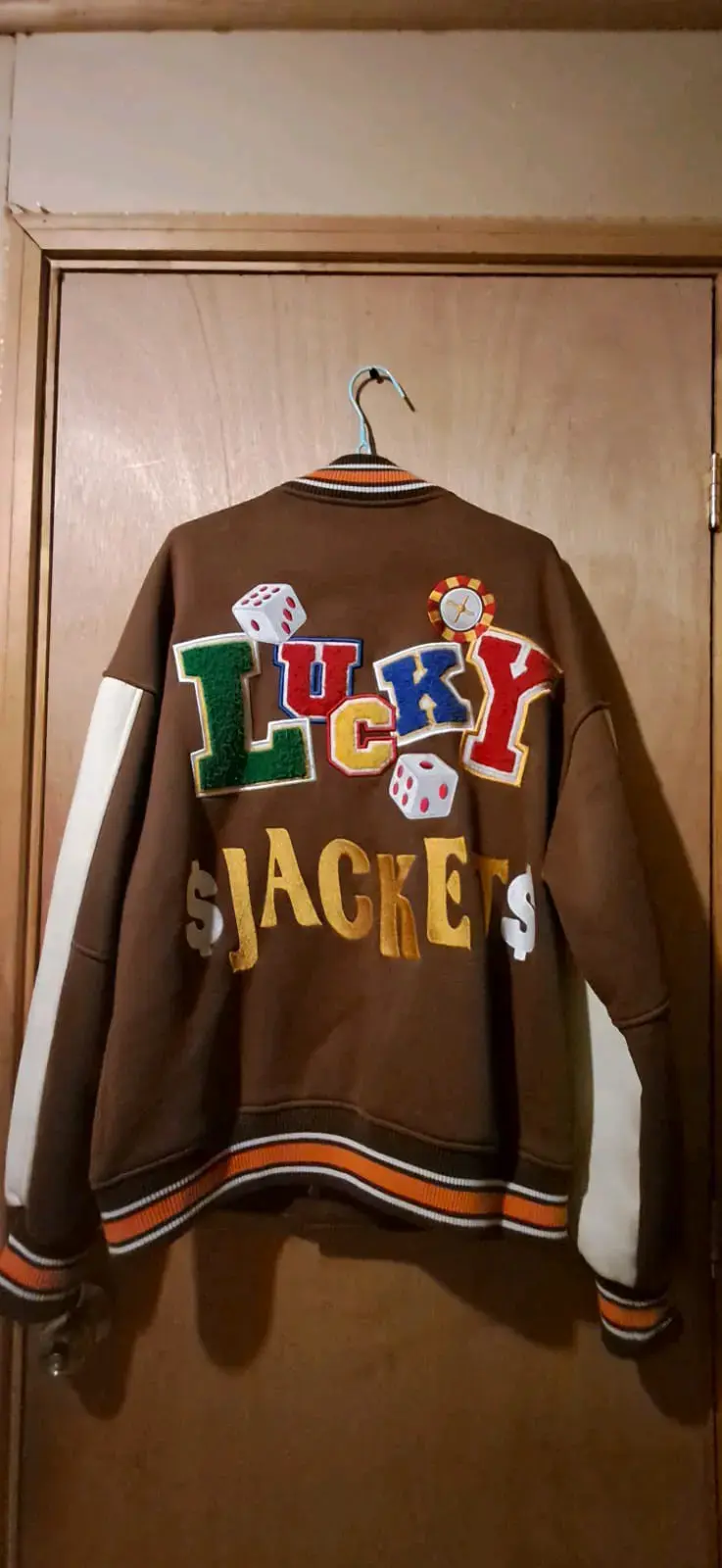 Chaqueta estilo varsity marrón con diseño de poker - 2