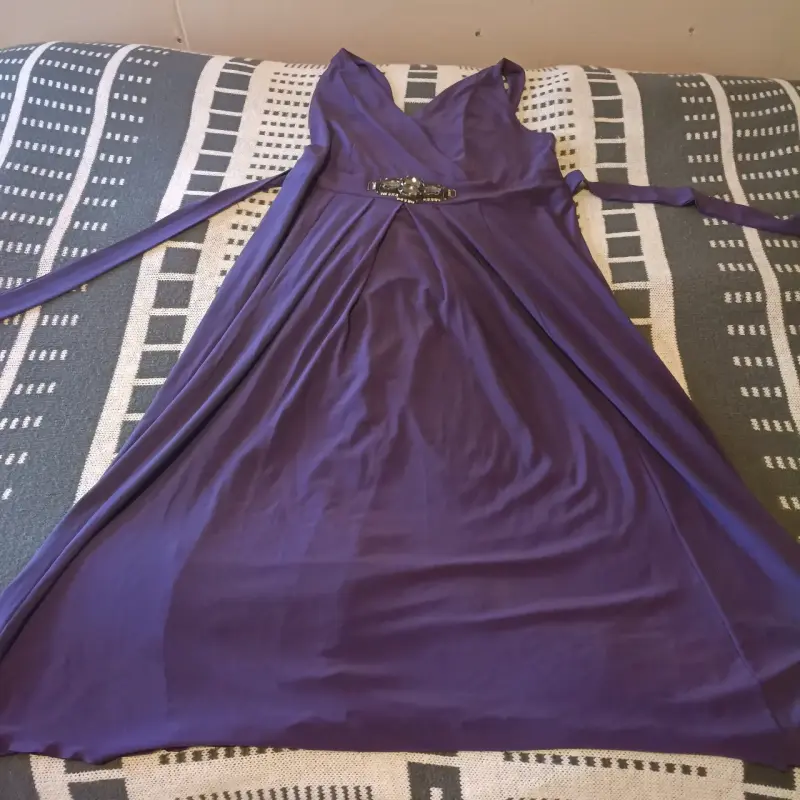 Vestido largo morado con detalle en la cintura - 3