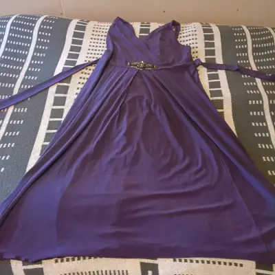 Vestido largo morado con detalle en la cintura - miniatura 3