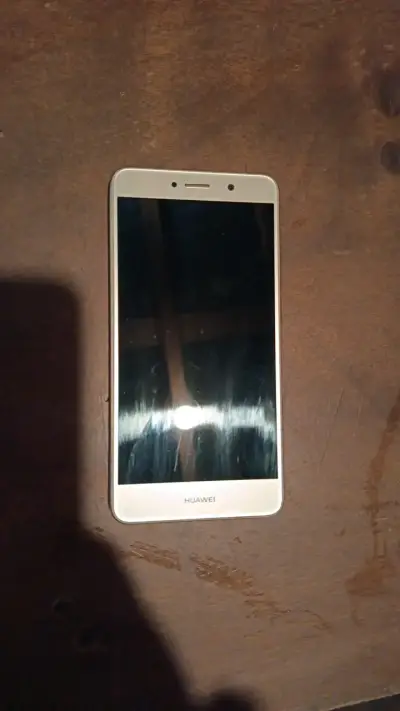Smartphone Huawei dorado en buen estado - miniatura 1