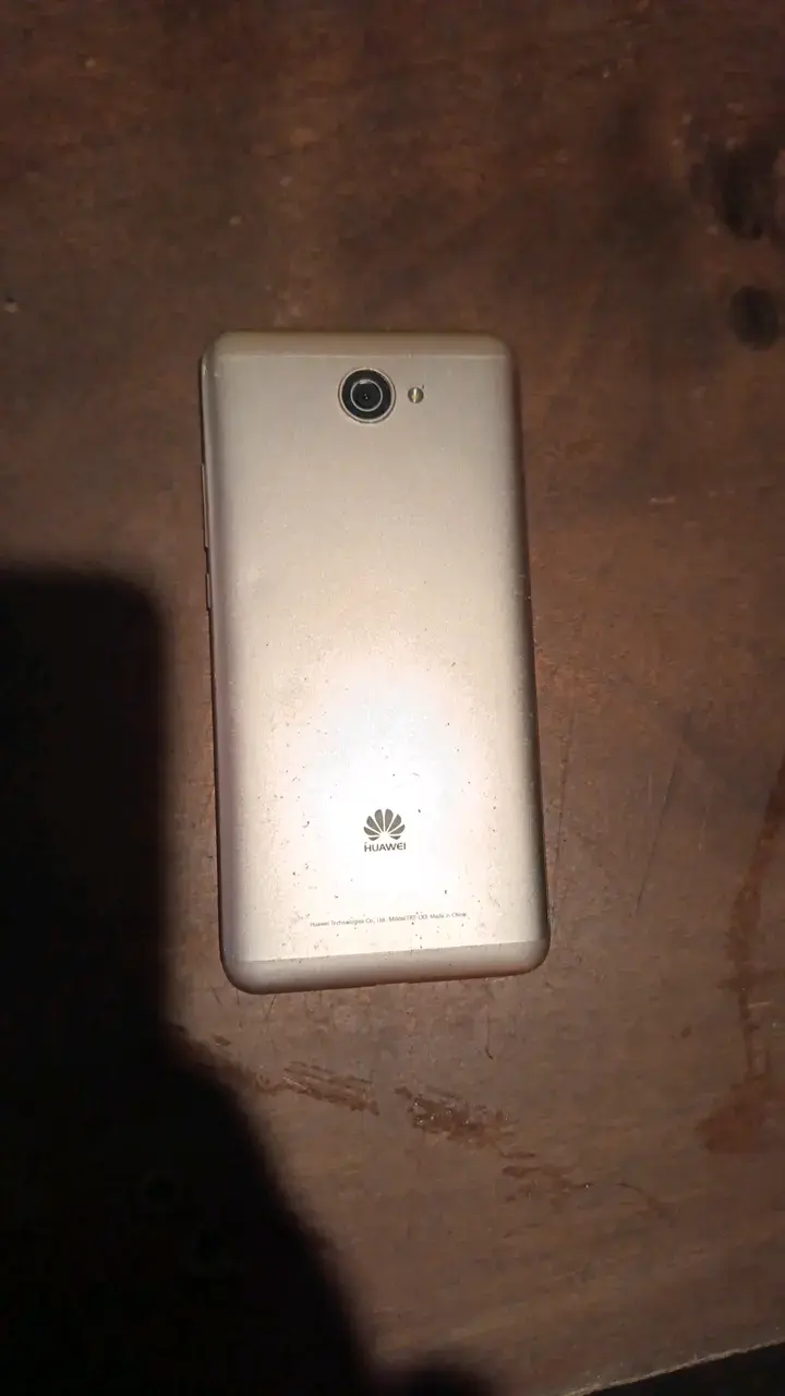 Smartphone Huawei dorado en buen estado - 2