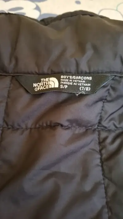 Chaqueta acolchada negra The North Face para niños - miniatura 3