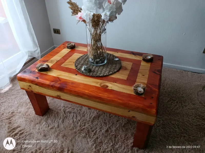 Mesa de centro rústica de madera sólida