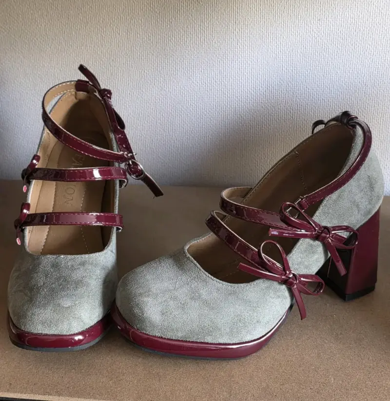 Zapatos tacón gris con lazos burdeos