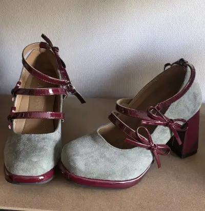 Zapatos tacón gris con lazos burdeos - miniatura 1
