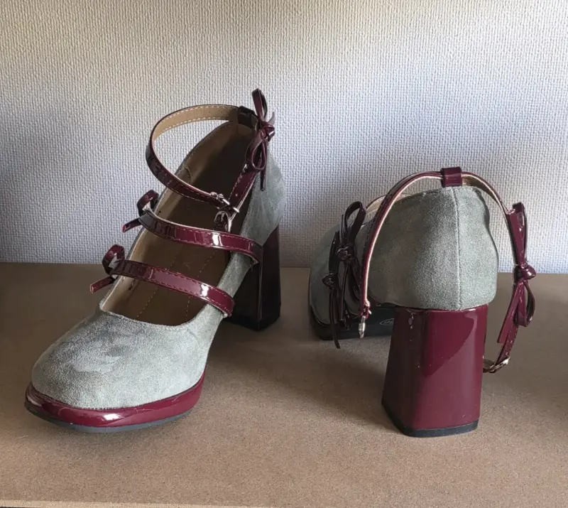 Zapatos tacón gris con lazos burdeos - 2