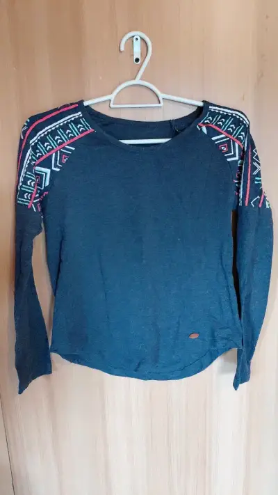 Polera manga larga con diseño étnico - miniatura 1