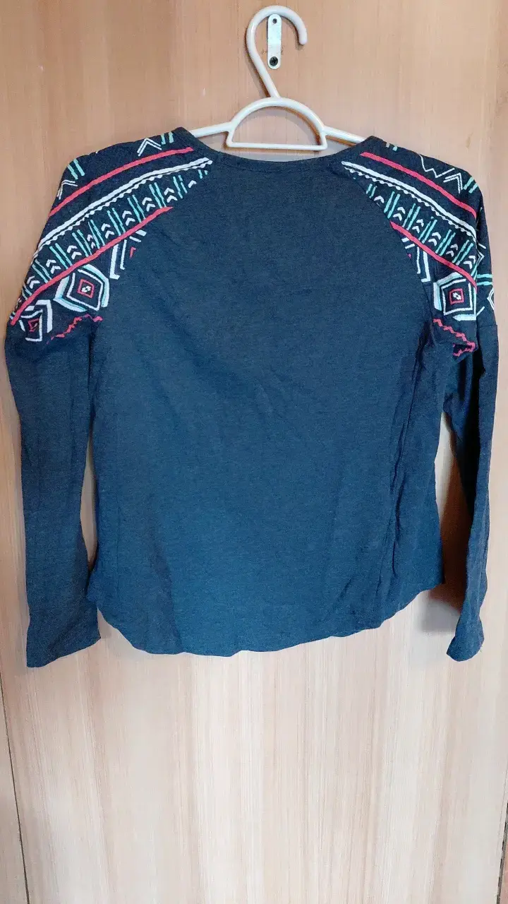 Polera manga larga con diseño étnico - 2