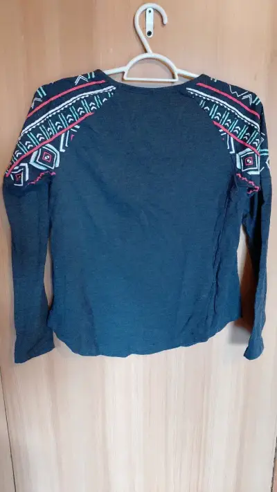 Polera manga larga con diseño étnico - miniatura 2