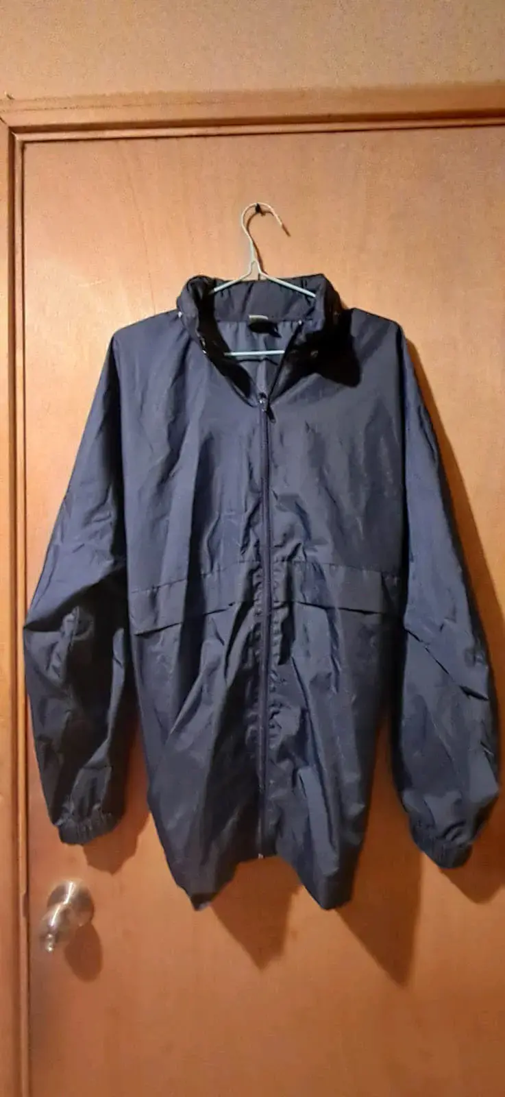 Chaqueta cortaviento azul marino para hombre