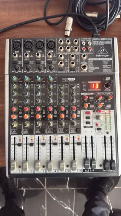 Mezclador de Audio Behringer Xenyx 1204USB con Efectos - miniatura 1
