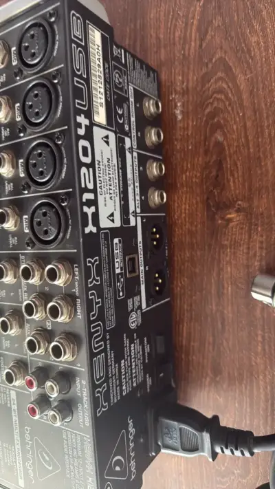 Mezclador de Audio Behringer Xenyx 1204USB con Efectos - miniatura 2