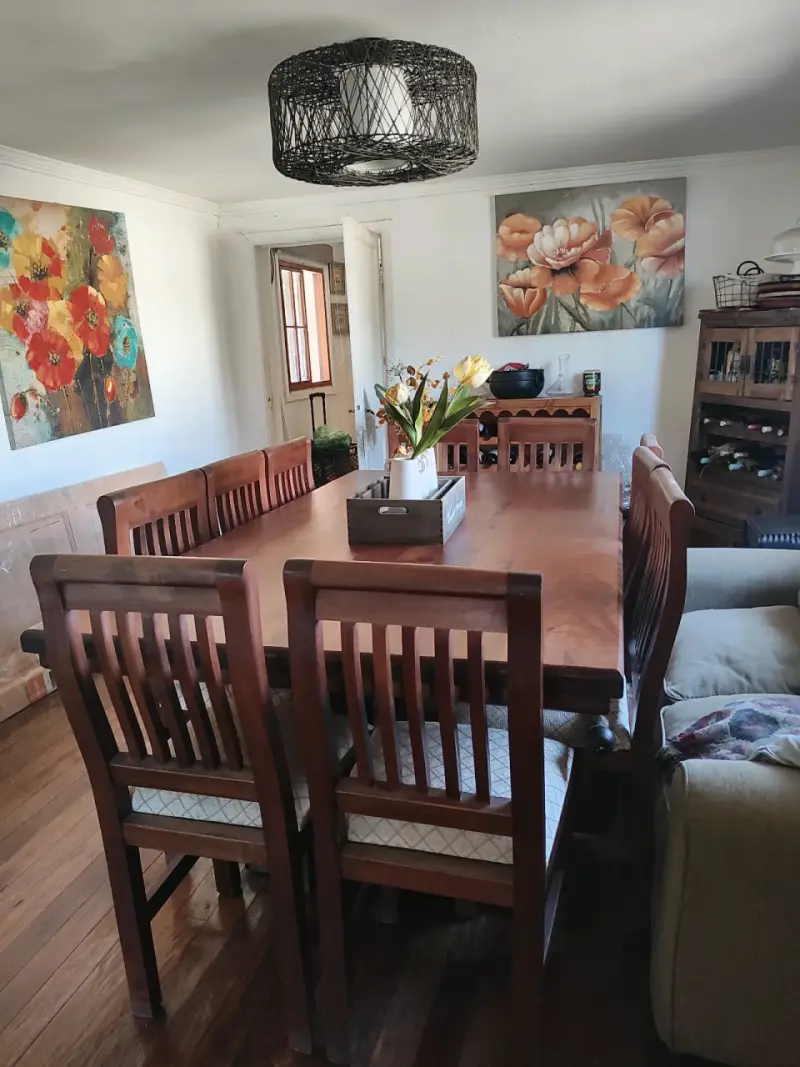 Juego de comedor de madera con ocho sillas - 1