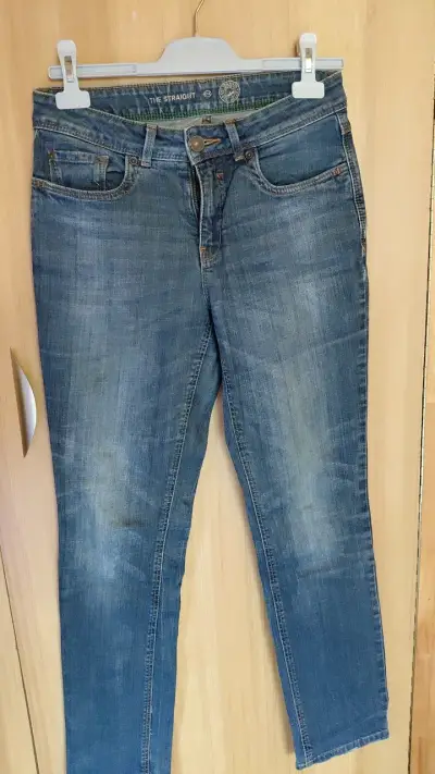 Jeans rectos de mezclilla azul para mujer - miniatura 1
