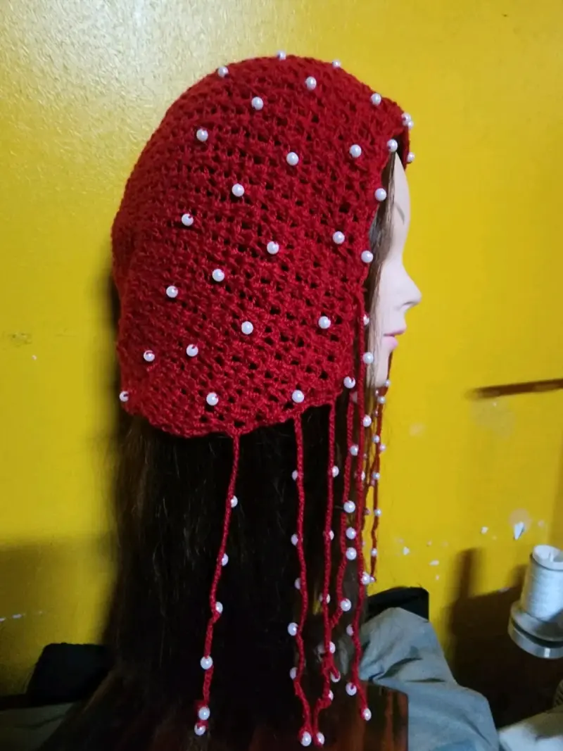 Gorro tejida roja con perlas decorativas - 1