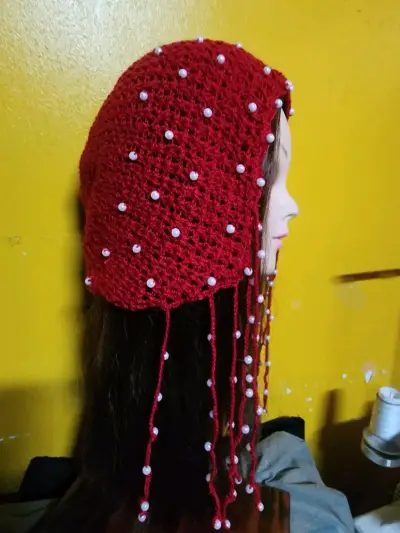 Gorro tejida roja con perlas decorativas - miniatura 1