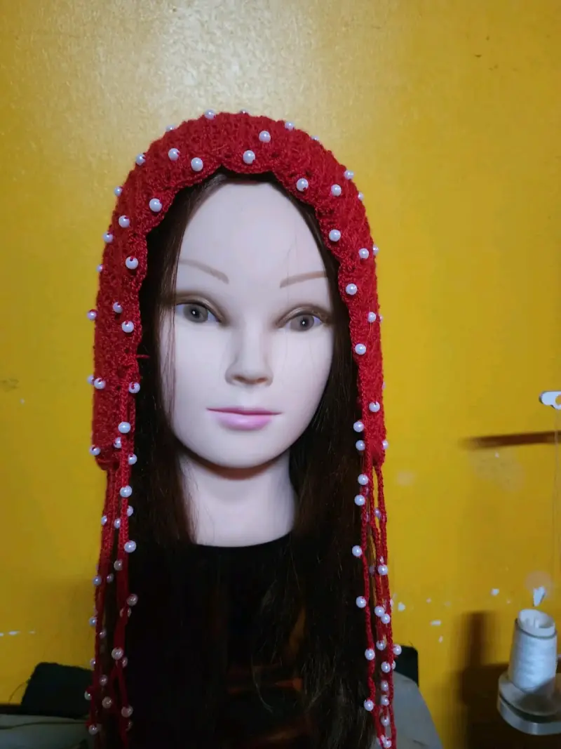Gorro tejida roja con perlas decorativas - 2