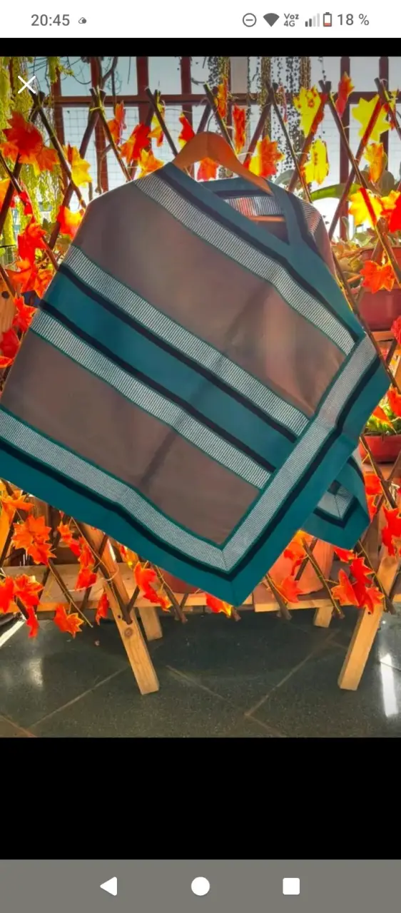 Poncho de lana con diseño a rayas