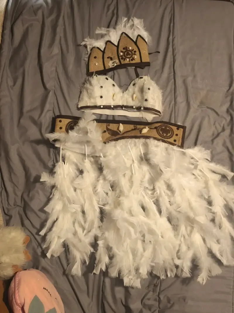 Traje pascuence Plumas y Detalles Étnicos - 1