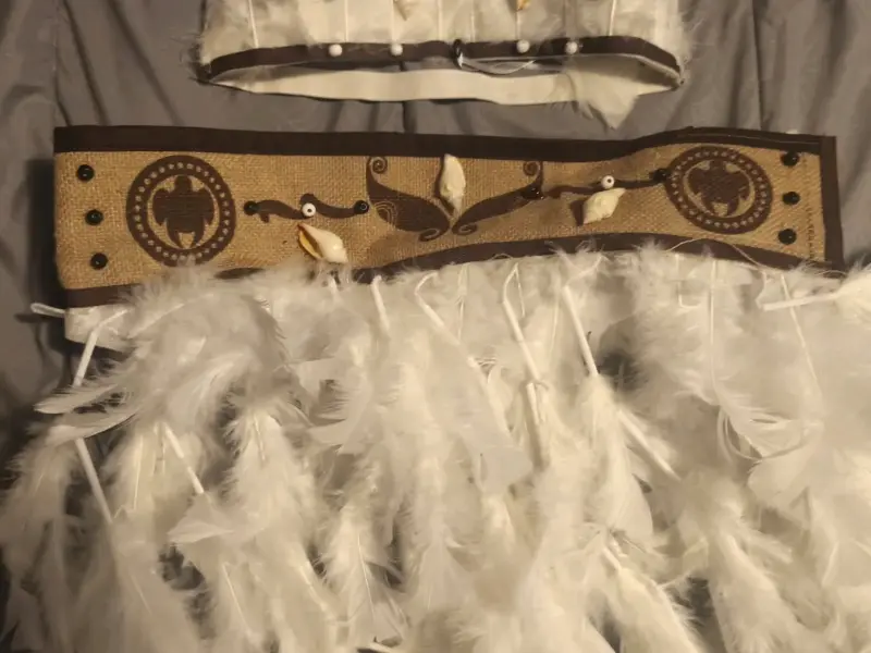 Traje pascuence Plumas y Detalles Étnicos - 2