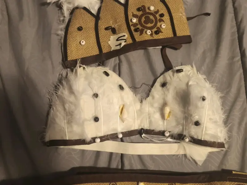 Traje pascuence Plumas y Detalles Étnicos - 3