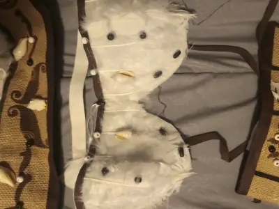 Traje pascuence Plumas y Detalles Étnicos - miniatura 4