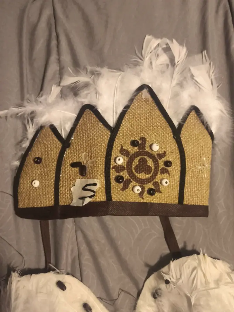 Traje pascuence Plumas y Detalles Étnicos - 5