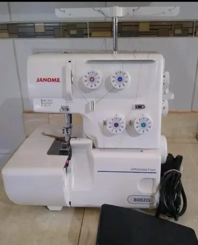 Máquina Overlock Janome 8002D con Alimentación Diferencial - miniatura 1