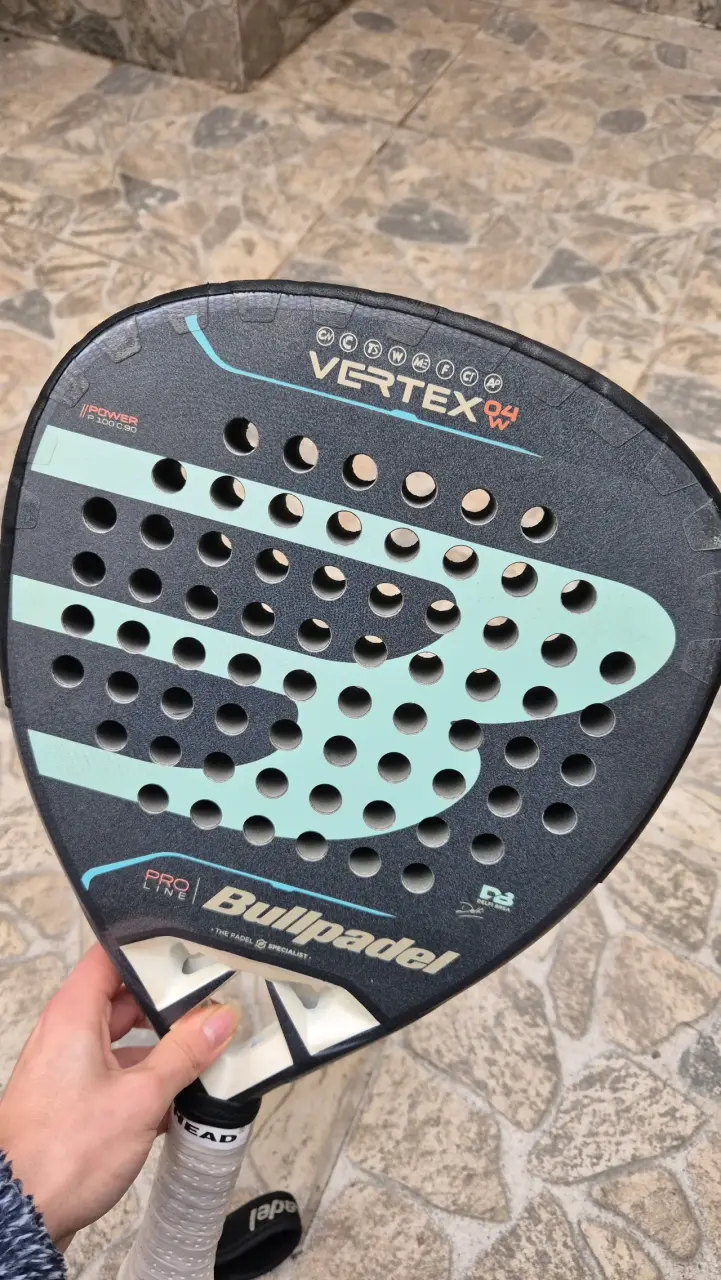 Pala Bullpadel Vertex 04 Delfi Brea con funda - 2