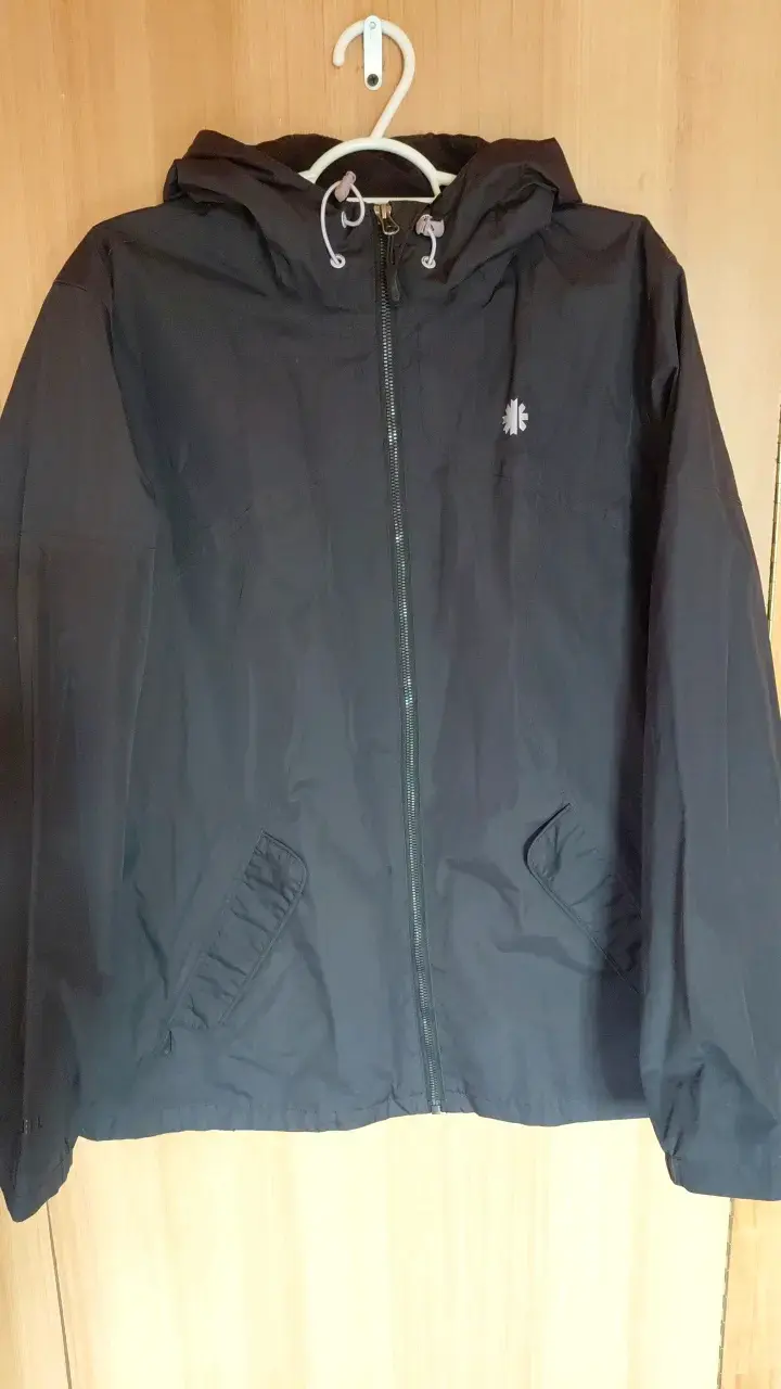 Chaqueta impermeable negra con capucha