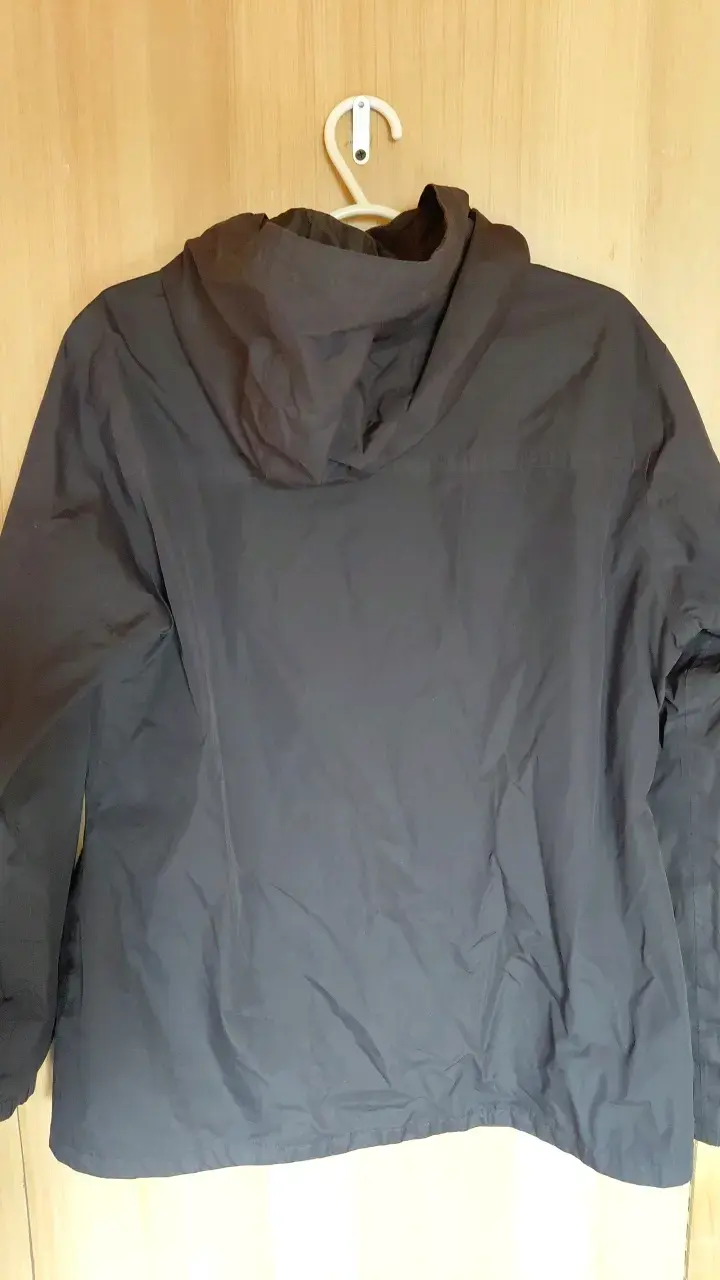 Chaqueta impermeable negra con capucha - 2