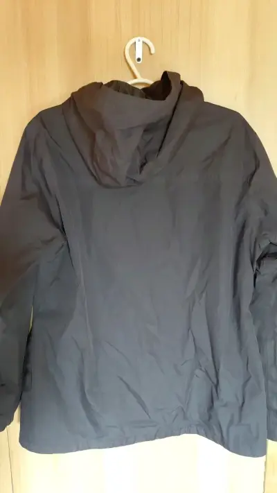 Chaqueta impermeable negra con capucha - miniatura 2