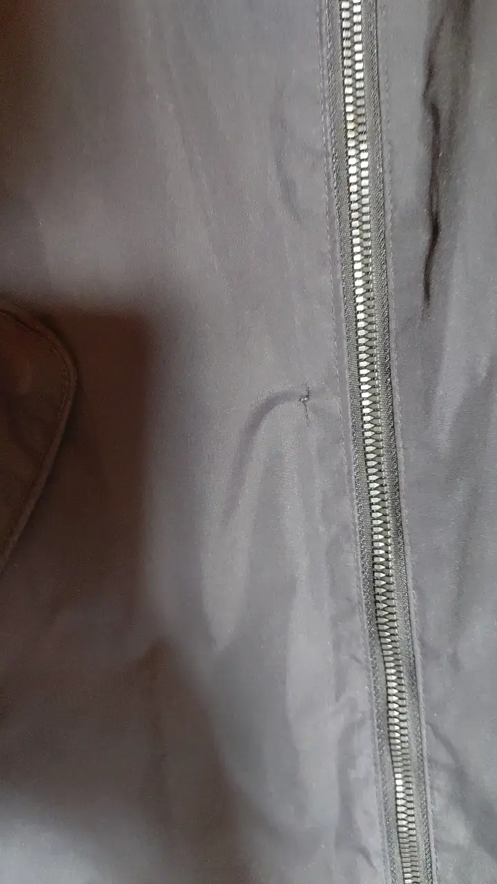Chaqueta impermeable negra con capucha - 3
