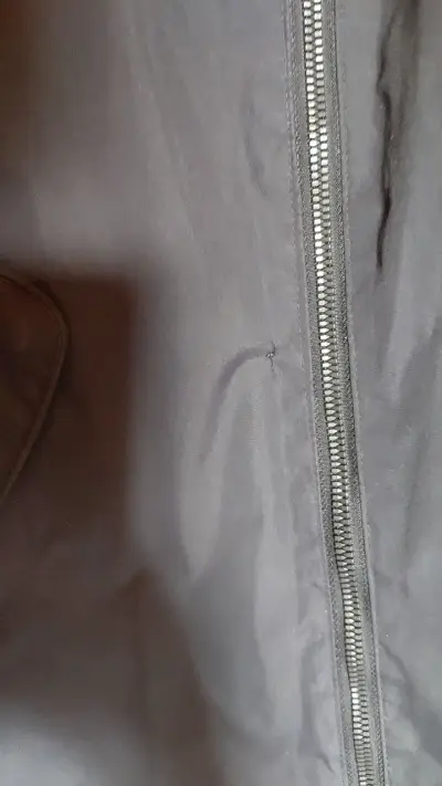 Chaqueta impermeable negra con capucha - miniatura 3