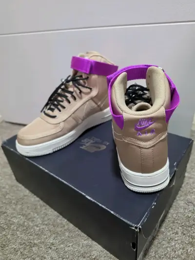Zapatillas Nike Air Force 1 beige con detalles morados - miniatura 1